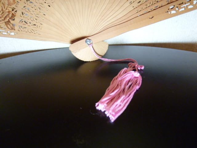 送料無料　中国古玩　高級品　香木白檀透かし彫り扇子 共箱　中国美術骨董 Amazon.co.jp: 白檀透かし彫り扇子 中国美術 中国古玩骨董 白檀